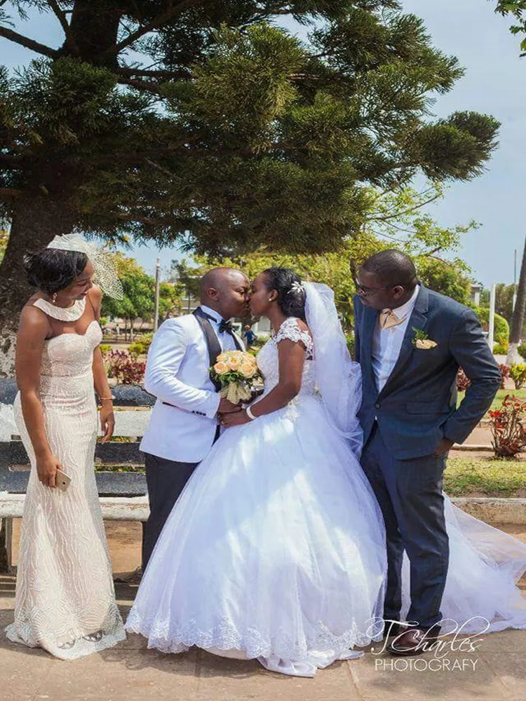 Appliques di pizzo da giardino abiti da sposa Sweep Train maniche con cappuccio abito da ballo donne africane abiti da sposa personalizzati