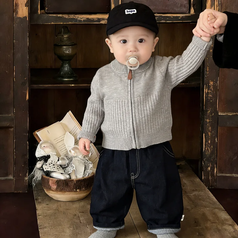 

Весенний комплект для мальчика: свитер с воротником-стойкой и джинсы, двухсоставный комплект для детей в стиле кэжуал на молнии для весны и осени.