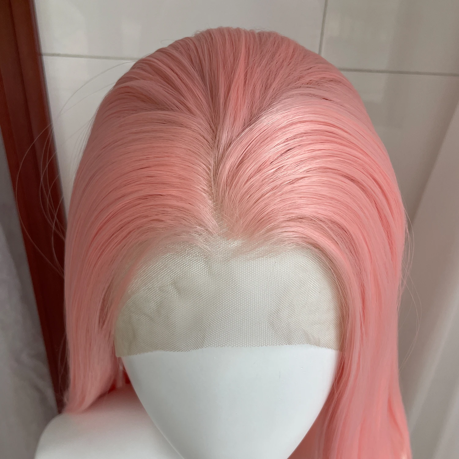 Helle hellrosa lange gerade 13x4 synthetische Lace-Front-Perücke für Frauen, Cosplay, ohne Kleber, halb handgebunden, 150 % Dichte, mittlere Kappe – Detail 2