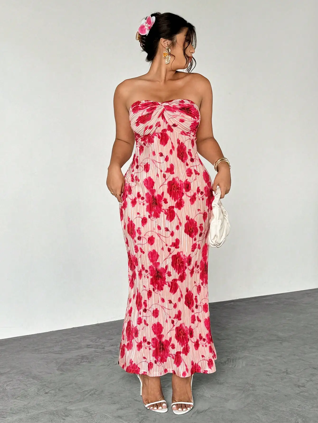 

Плиссированное цветочное платье макси с лифом без бретелек, красным омбре-принтом, свободного кроя А-силуэта