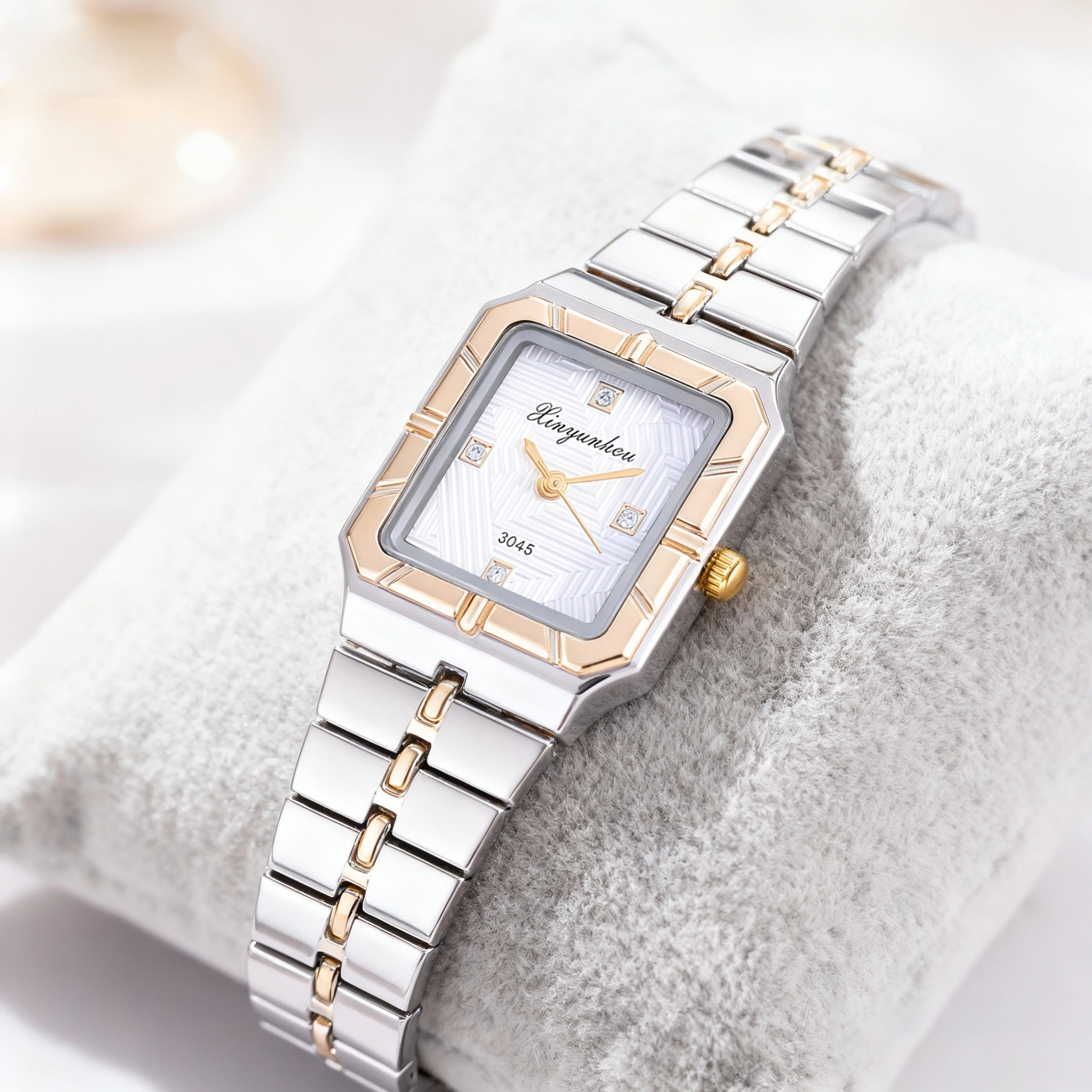 ファッショナブルで軽い高級感のある多用途合金ラインストーンクォーツ時計、女性向け、日常着やクリスマスギフトに最適です。