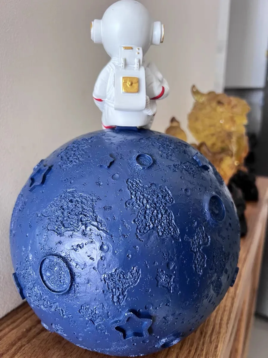 Astronaut figurine resin astronaut decoration astronaut moon model sculpture in storage box for home office dining table