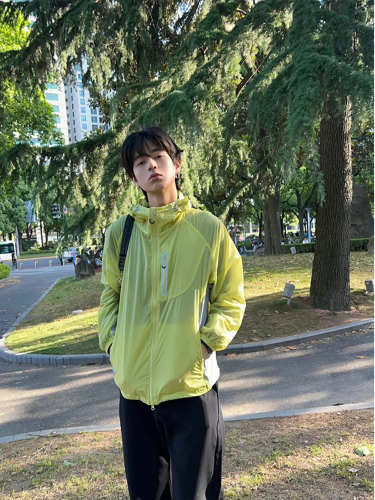 

Желтая легкая дышащая быстросохнущая летняя куртка для мужчин и женщин свободного кроя с капюшоном для защиты от солнца