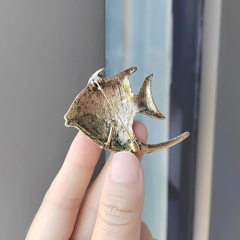 Creative Tropical Fish Brooch four color Cute Rhinestone animal corsage coat accessories