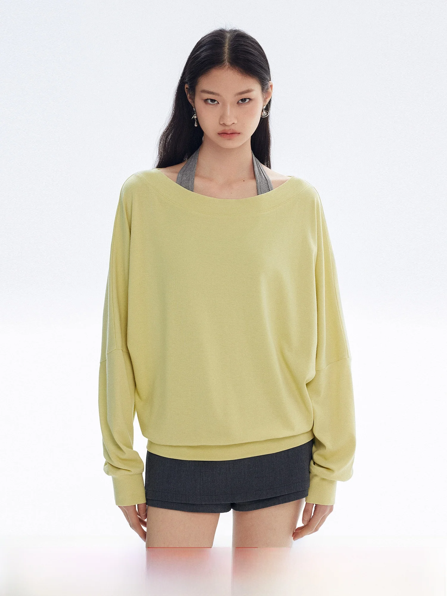 

Свободная женская футболка с длинным рукавом и открытыми плечами, повседневный топ для весеннего сезона, удобный крой, модная женская одежда