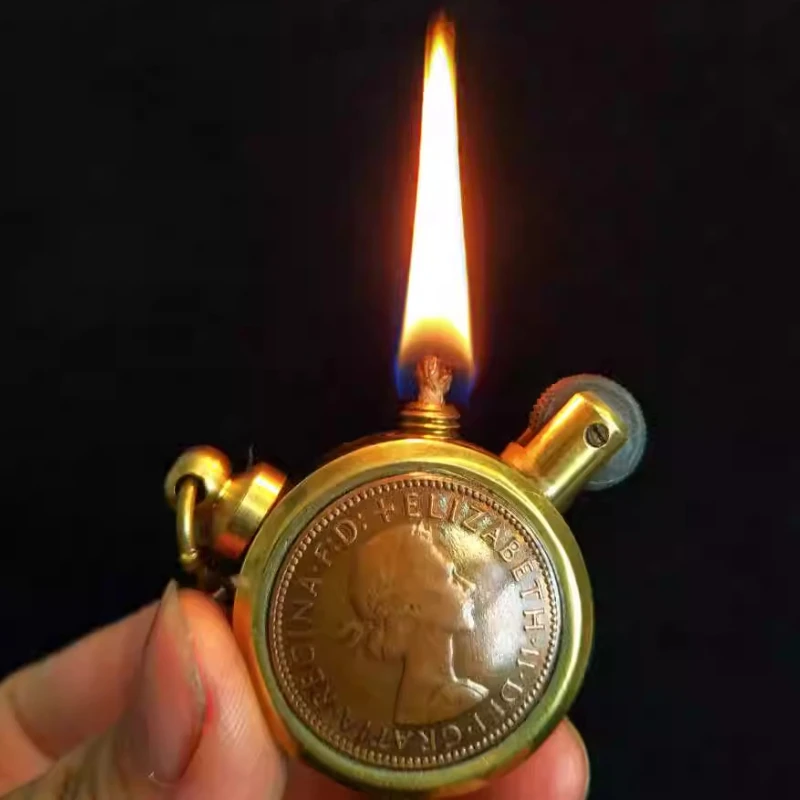 

Handmade Kerosine Lighter, Vintage Inlaid Coins, Grinding Wheel Trench Cigarette Lighter, Men's Gift Collection and Play