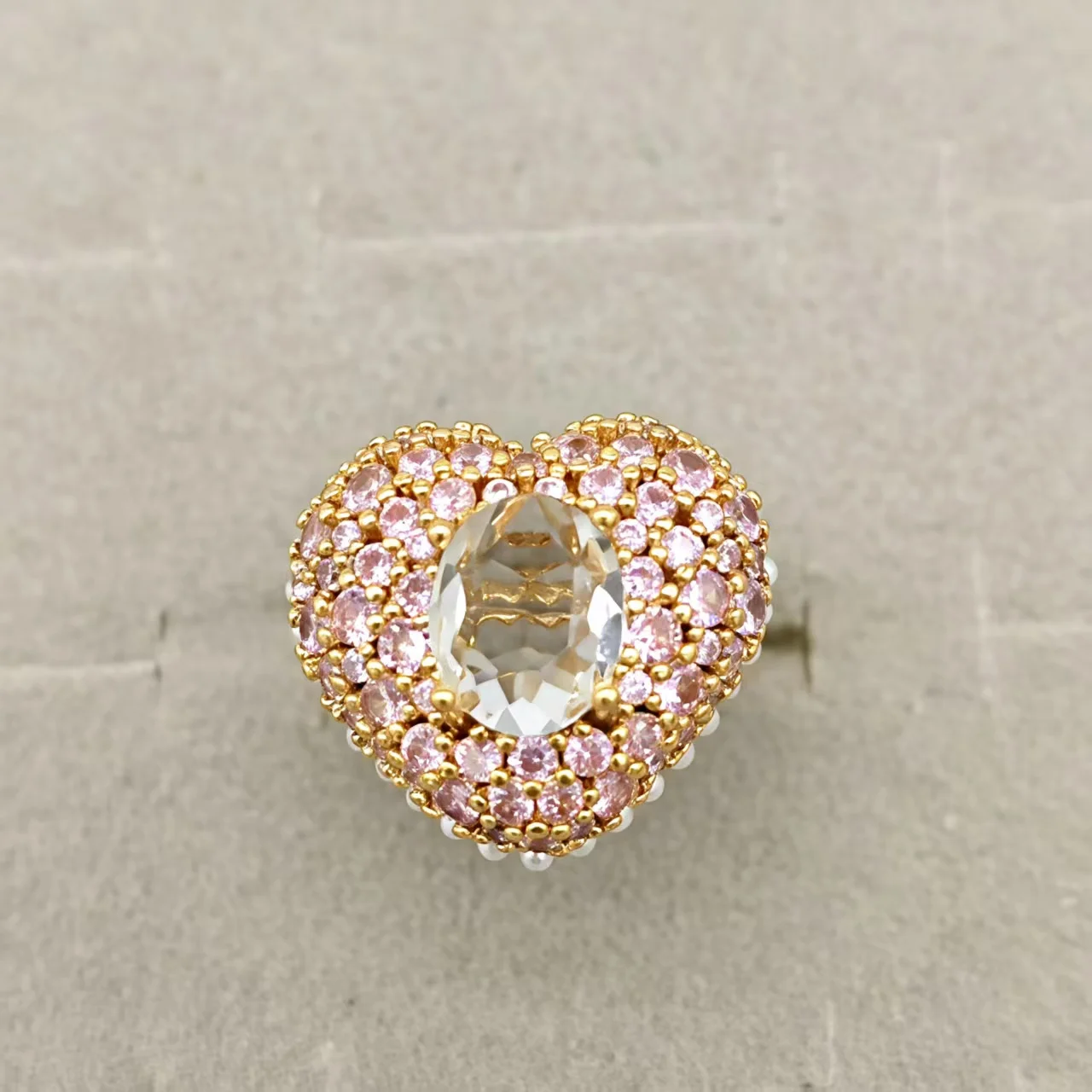 

Женское кольцо из светло-розового золота с бриллиантами, полностью усыпанное бриллиантами, в форме сердца, с романтическим дизайном.