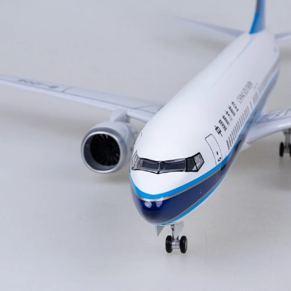 เครื่องบินจำลองขนาด 47 ซม. รุ่น B737 MAX8 สายการบินไชน่าเซาเทิร์น วัสดุไดแคสต์ สำหรับเด็ก ชุดประกอบโมเดลเรซิ่น พร้อมไฟ