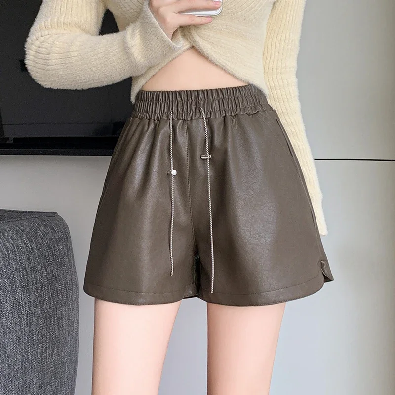 PU leather shorts autumn/winter 2024 new high waisted versatile casual coffee color stature wearing wide leg boots and pants