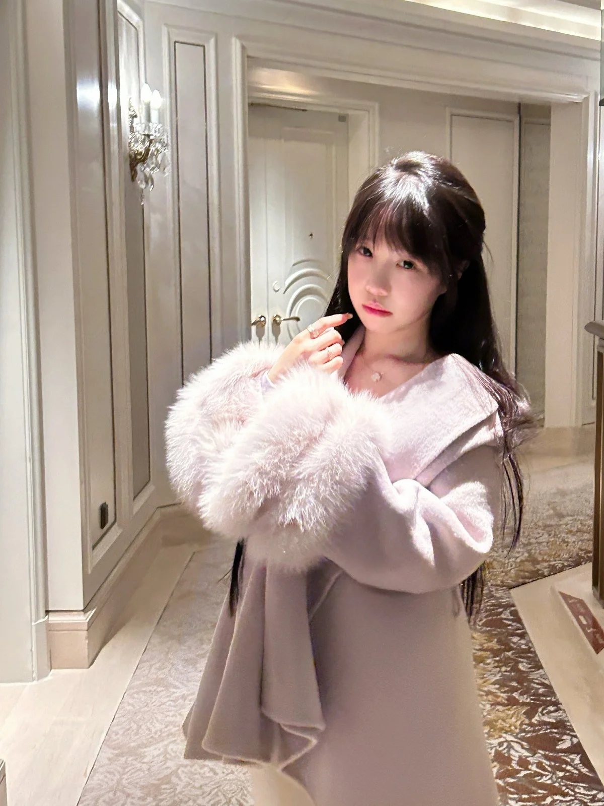 

Пальто из чистой шерсти двубортное с воротником-стойкой и двойным слоем натуральной шерсти, средней длины, с поясом на талии, двустороннее.