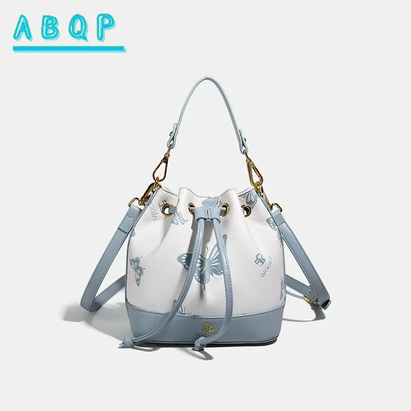 

Сумка-ведро с бабочкой. Многофункциональные женские сумки на плечо с тиснением и шнурком. Съемный плечевой ремень. Полиэстеровая подкладка.