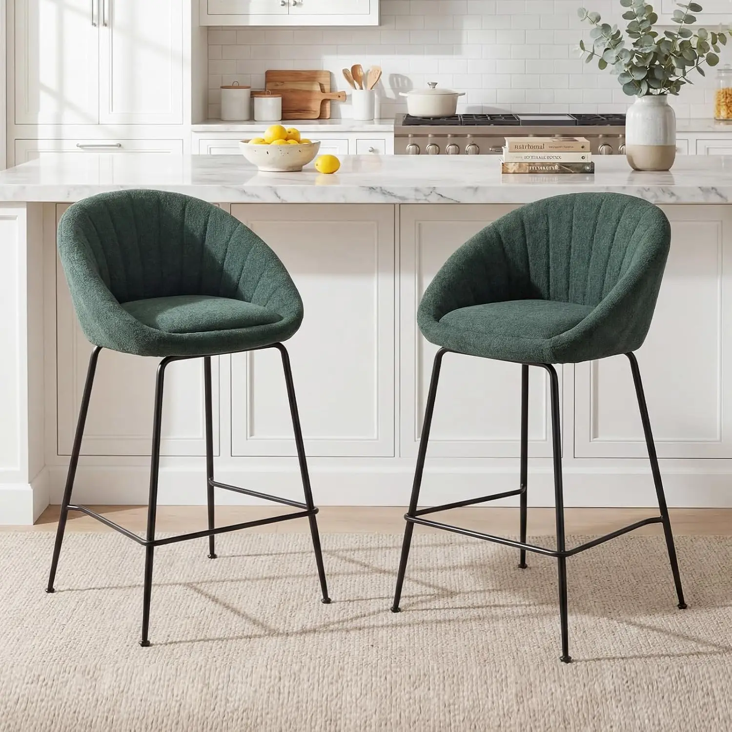 Set di 2 sgabelli da bar moderni con gambe nere, sedie alte da cucina di colore verde, rivestimento in tessuto morbido e schienale a forma di conchiglia, ideali per isole da cucina, ristoranti e