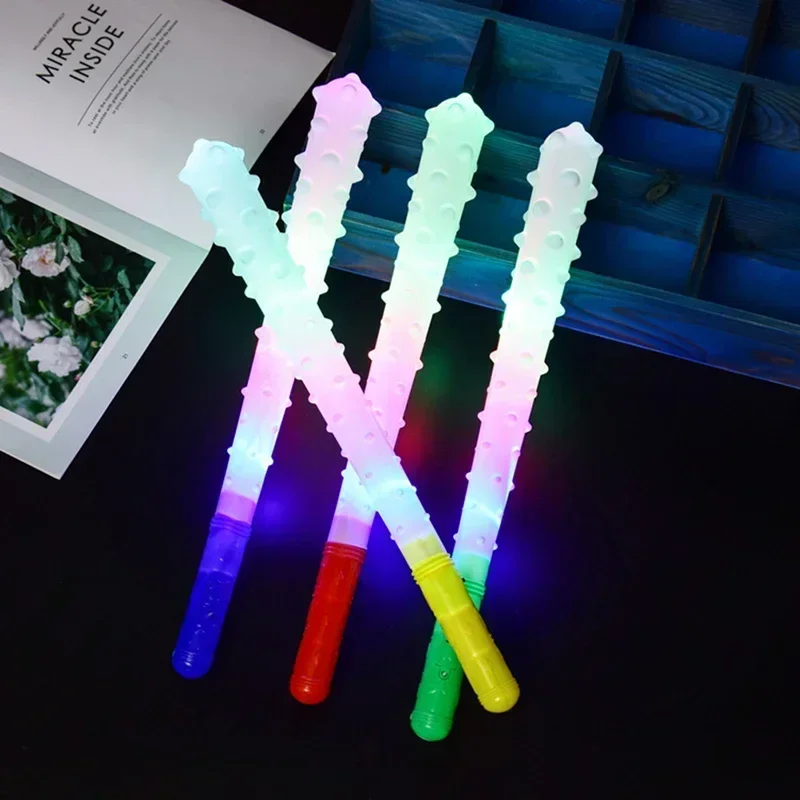 1PC LED 칼 라이트 업 장난감 깜박이 스틱 디자인 파티 나이트 클럽 공급 어린이 어린이 생일 선물 액세서리