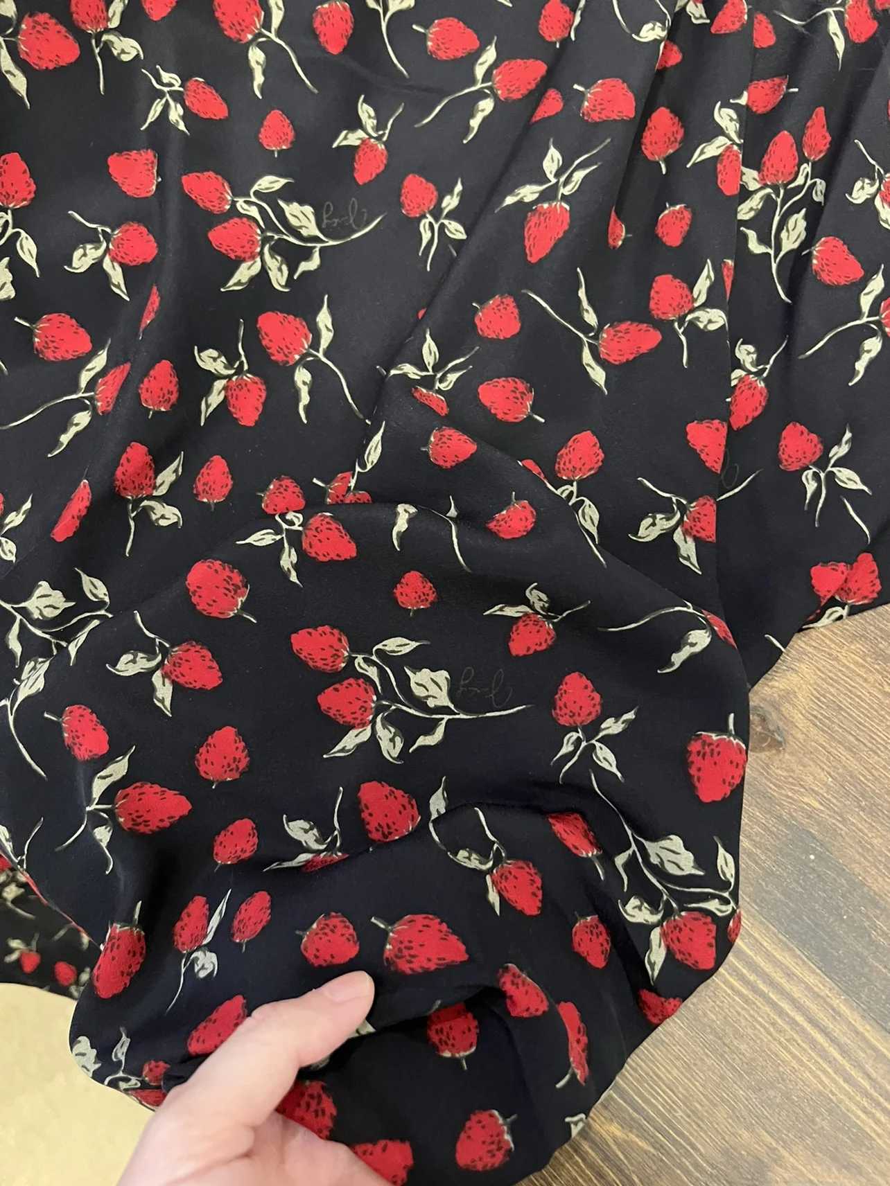 1 meter 100% Mulberry Silk 19 momme Crepe Silk Fabric Black Strawberry Printed 140cm 55\