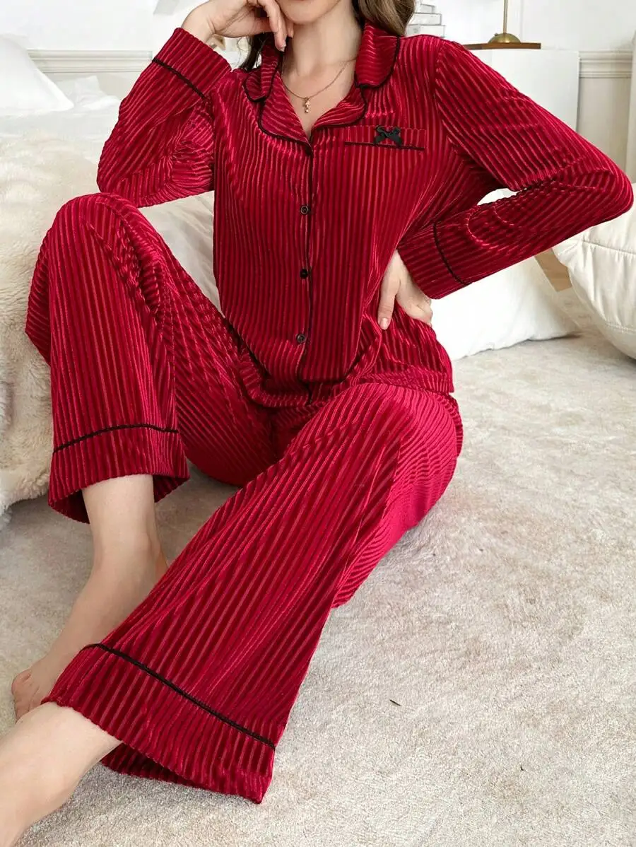 

Комплект пижамы из красного вельвета с черной отделкой, топ с длинными рукавами на пуговицах и брюки с широкими штанинами