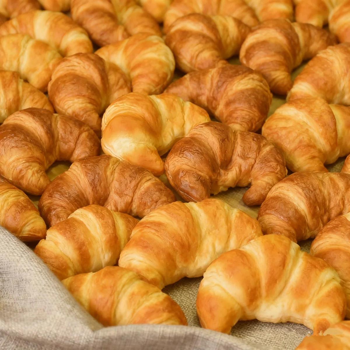 Realistischer gefälschter PU-Croissant – Originale und Streiche mit Schokoladengeschmack, Brot, lustige Essens-Requisiten für Witze, Präsentation und TikTok-Videos – Detail 1