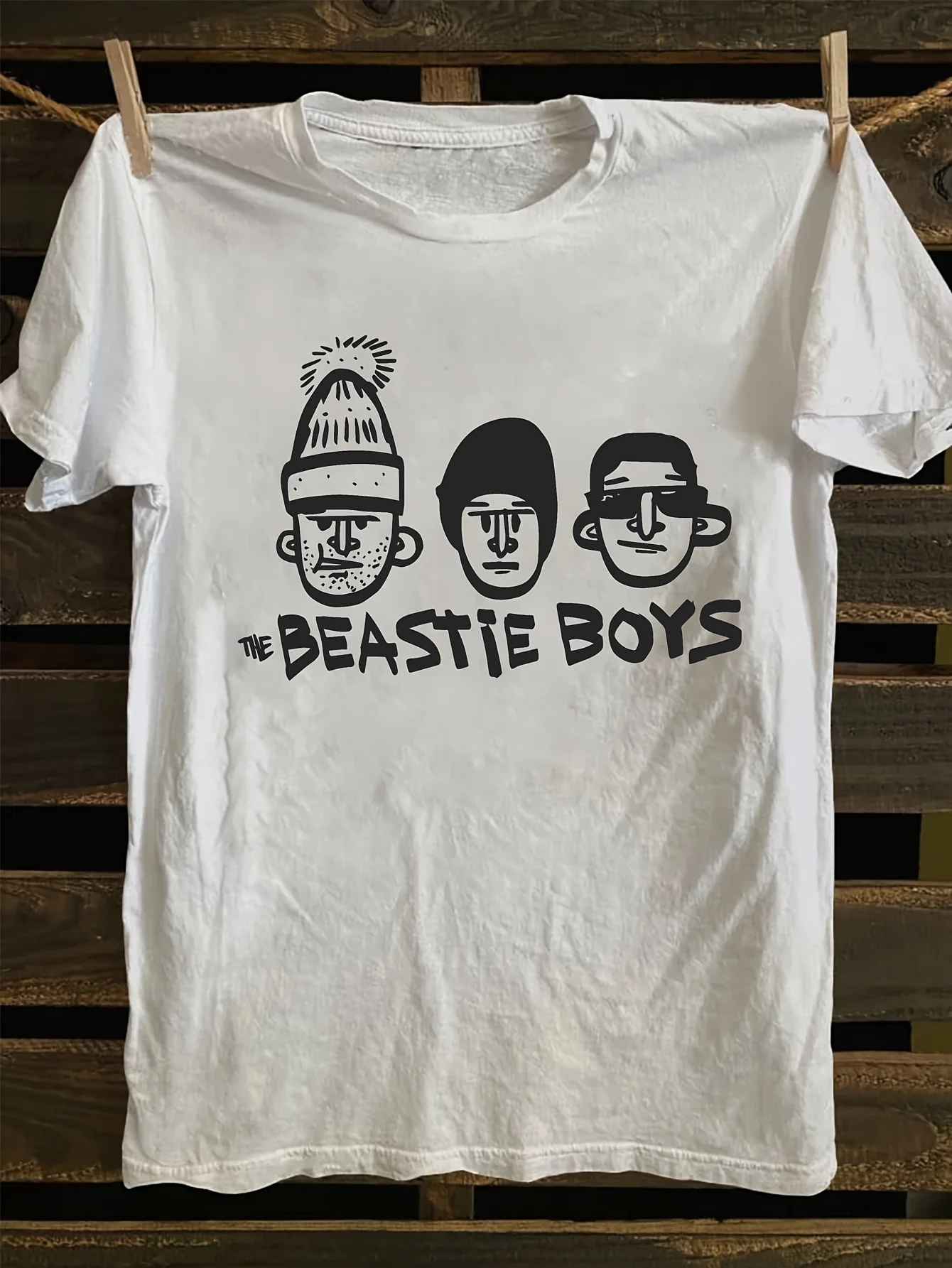 

Женская футболка с графическим принтом The Beastie — белый повседневный топ с круглым вырезом и короткими рукавами с мультяшным дизайном