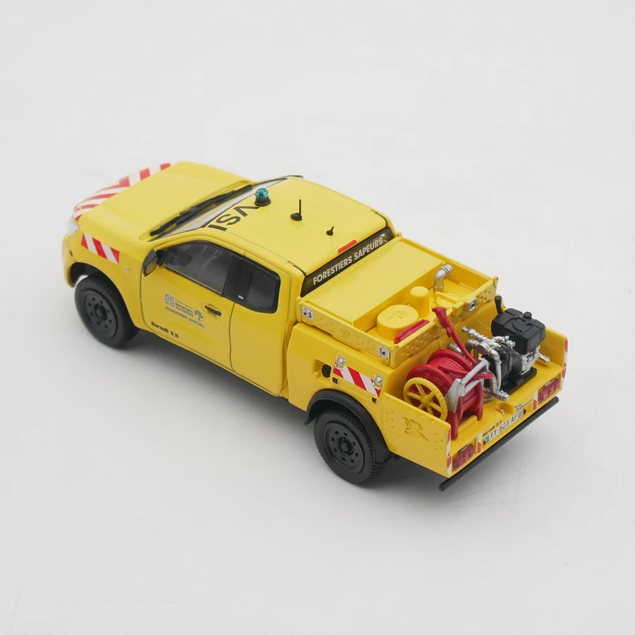Diecast Ixo Escala 1:43 Nissan Baroud VPF Nissan Pika Floresta Francesa Modelo de Motor de Futebol Carro de Brinquedo Liga Modelo de Carro Brinquedo Colecionável
