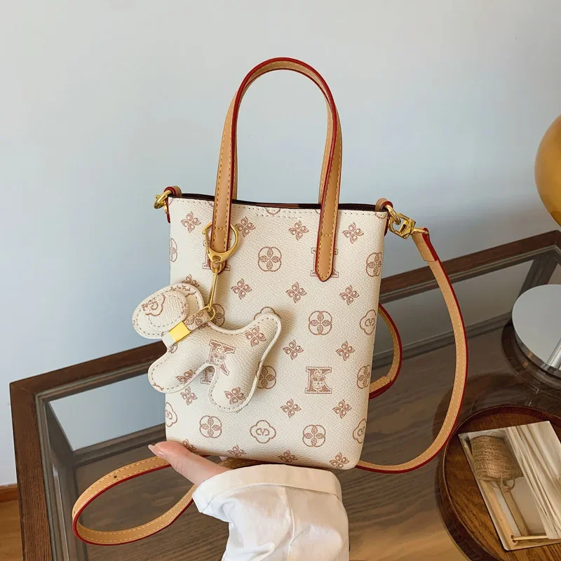 

2025 Новая женская высококачественная сумка для мобильного телефона с принтом в стиле ретро — универсальное плечо/через плечо, популярный дизайн для поездок на работу