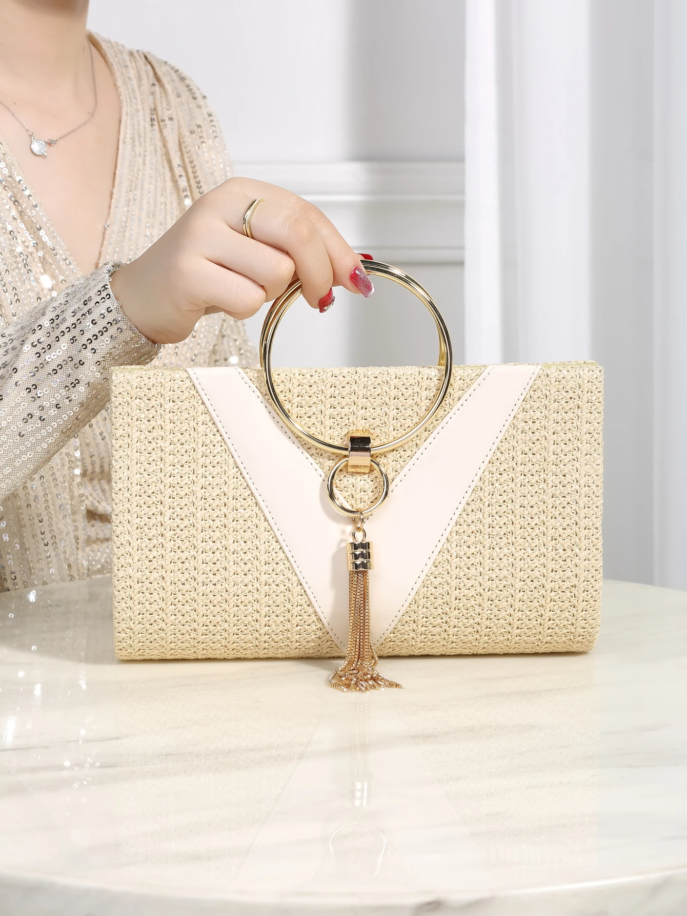 Glitter clutch bag with tassel decoration and loop handle, evening bag for evening party, fashionable and versatile women\'s bag