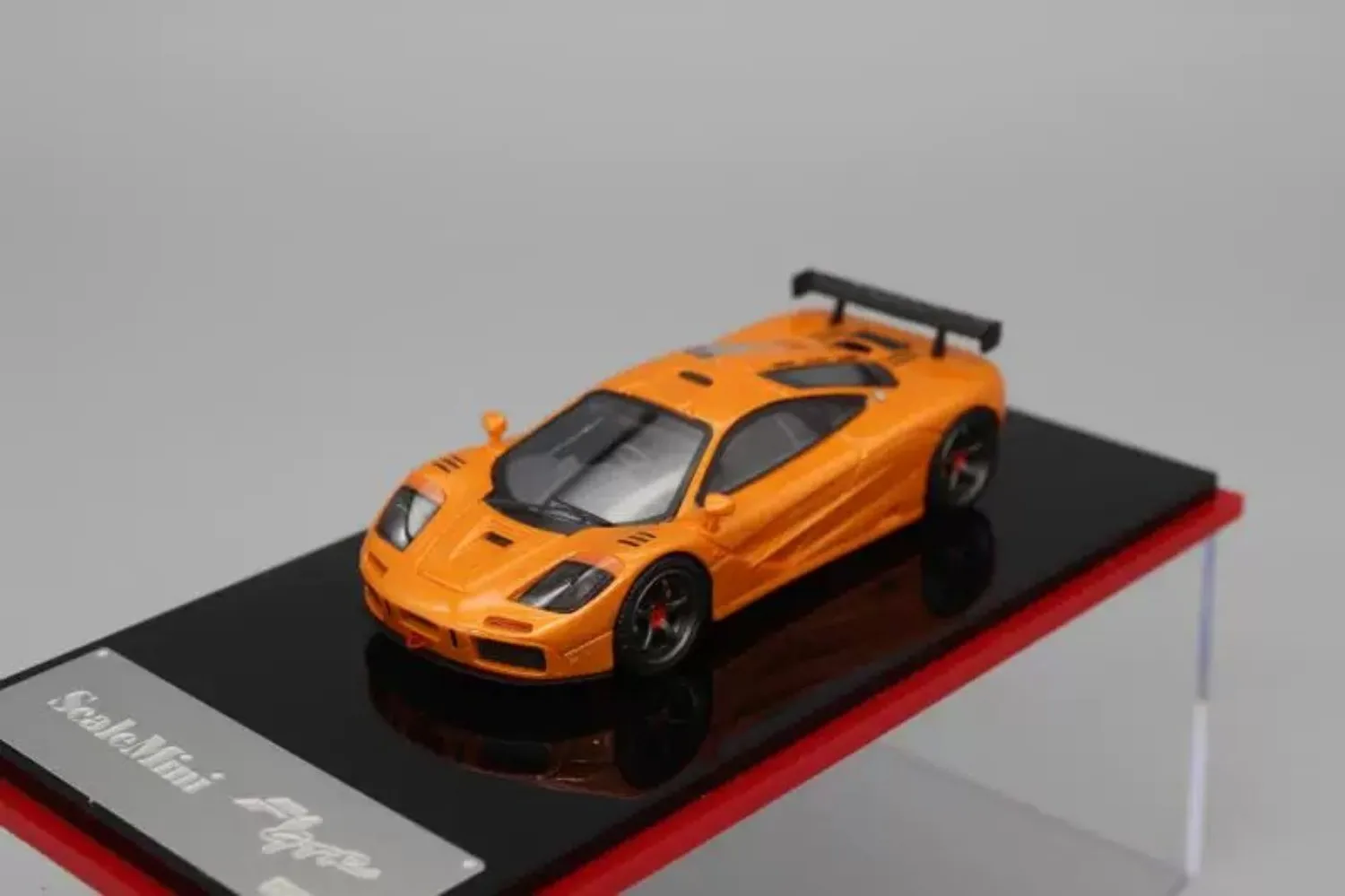Modelo de Carro em Resina Escala 1:64 Estilo GTR e Estilo LM |   Simulação de Supercarro |   Brinquedo Colecionável de Alta Qualidade para Exibição e Presente