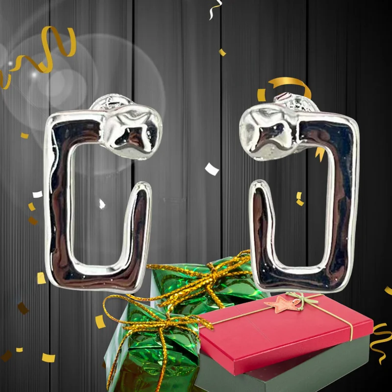 

The 2026 new model exudes a sense of luxury! Small niche design earrings that can be worn for commuting and dating