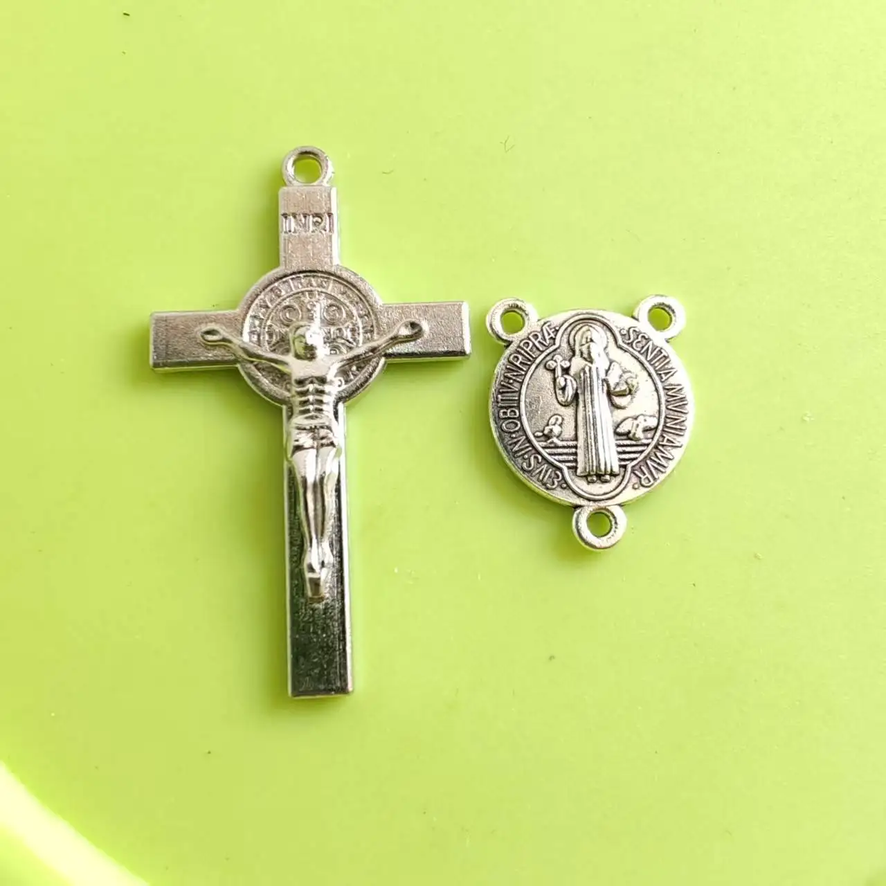 Envío Gratis, 30 juegos baratos, piezas y colgantes de Rosario religioso plateado, Rosario católico, cruz de Jesús y pieza central de San Benito