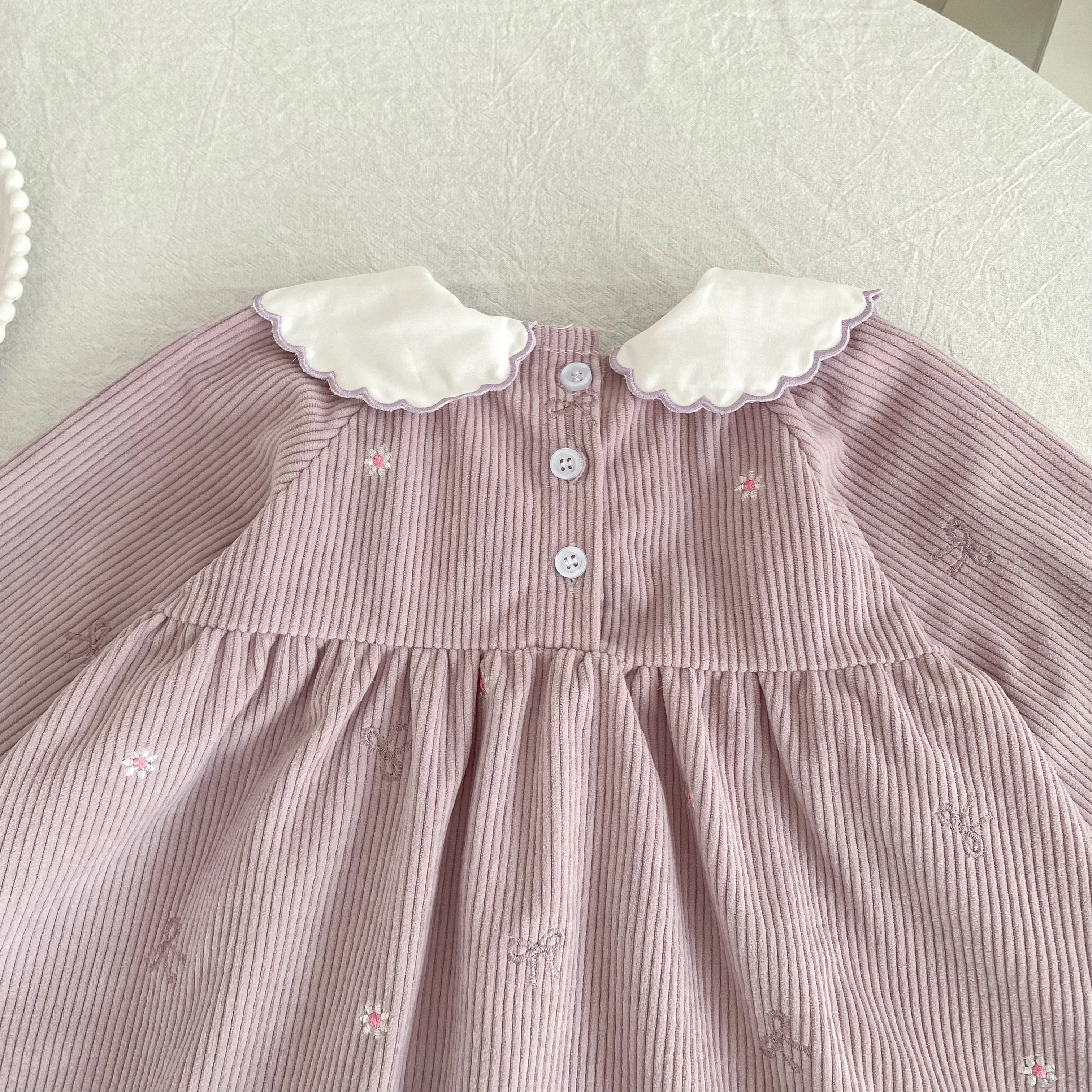 2026 Baby-Mädchen Cordkleid Süße Stickerei Schleife Peter-Pan-Kragen Langarm Prinzessinnenkleid Frühling Winter Lässiges Partykleid – Detail 8