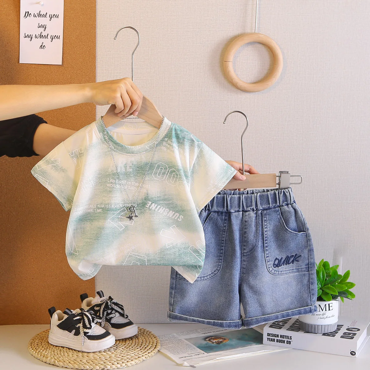 

Крутой комплект для мальчиков 2026: футболка с градиентным принтом и джинсовые шорты, 2 предмета, летняя повседневная одежда для детей