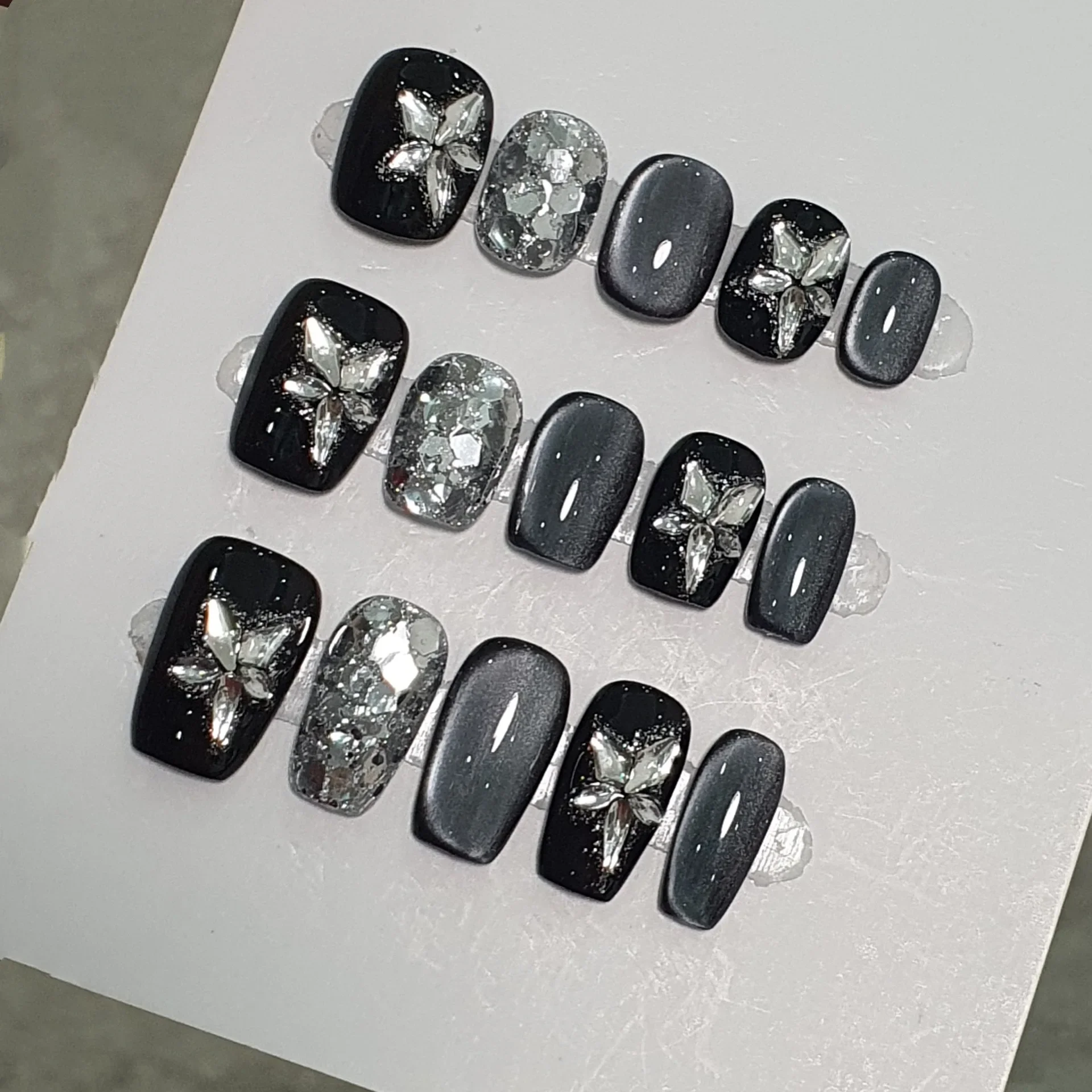 

10pcs Handmade Black Silvery Stars Bright Bead Cat Eye Sweet Cool Y2K Wear Nails Daily Dating Short Oval Detachable Fake Nails