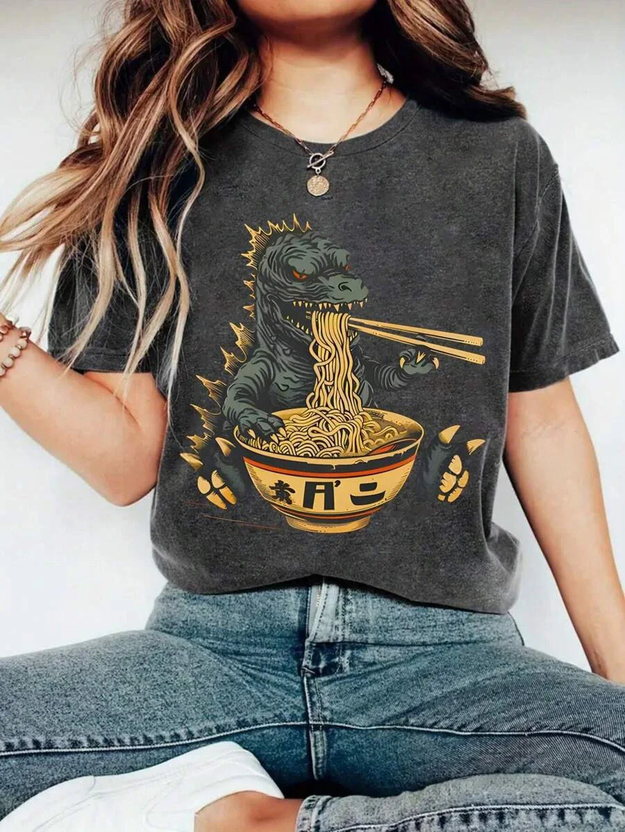 

Темно-серая футболка больших размеров с короткими рукавами и рисунком Godzilla Eating Ramen