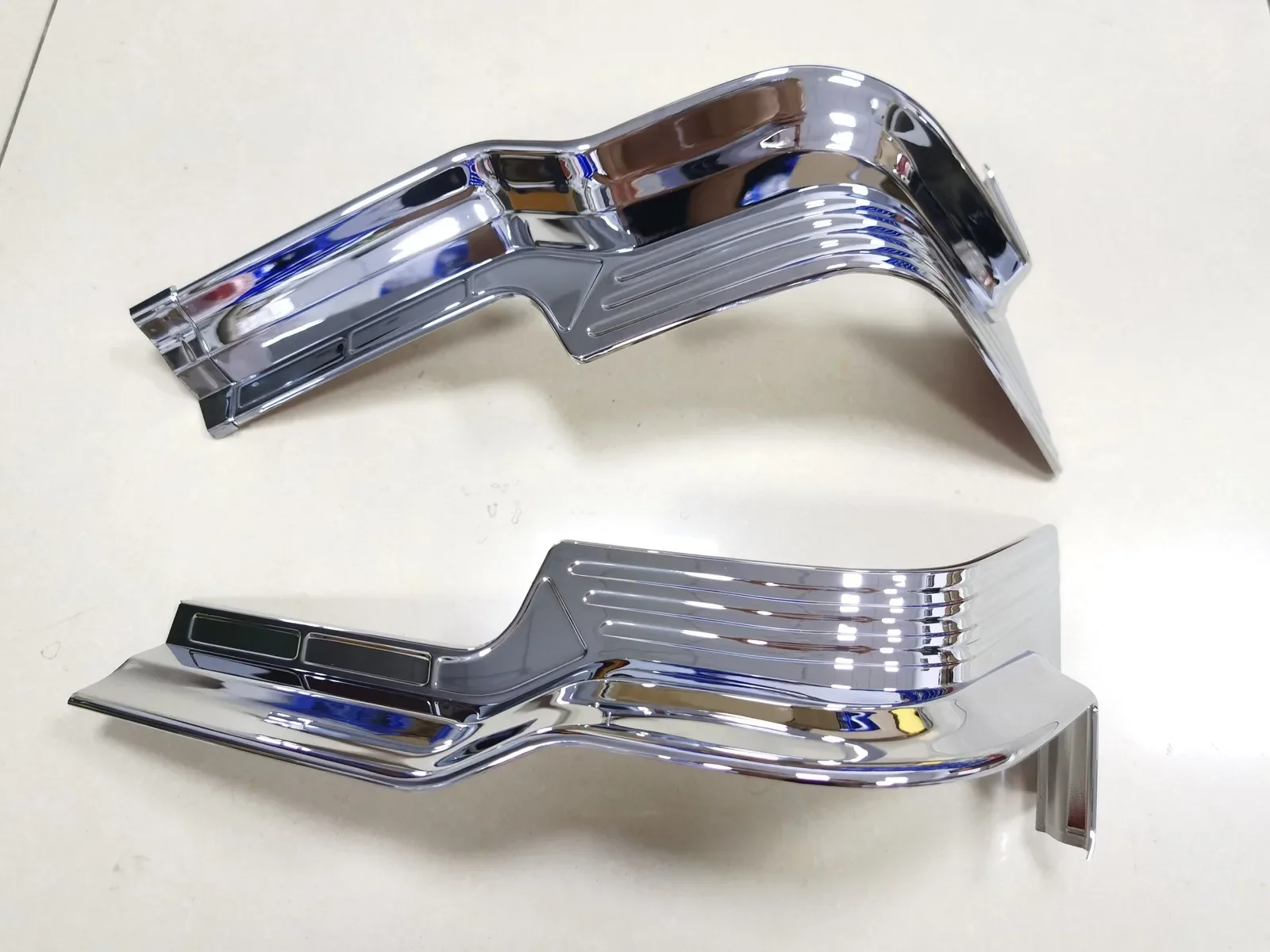 

Хромированные накладки Tri-Line (левая и правая) для мотоциклов Harley Electra Road Tri Glide Ultra Limited FLHTK FLHTCUTG FLTRU FLTRK