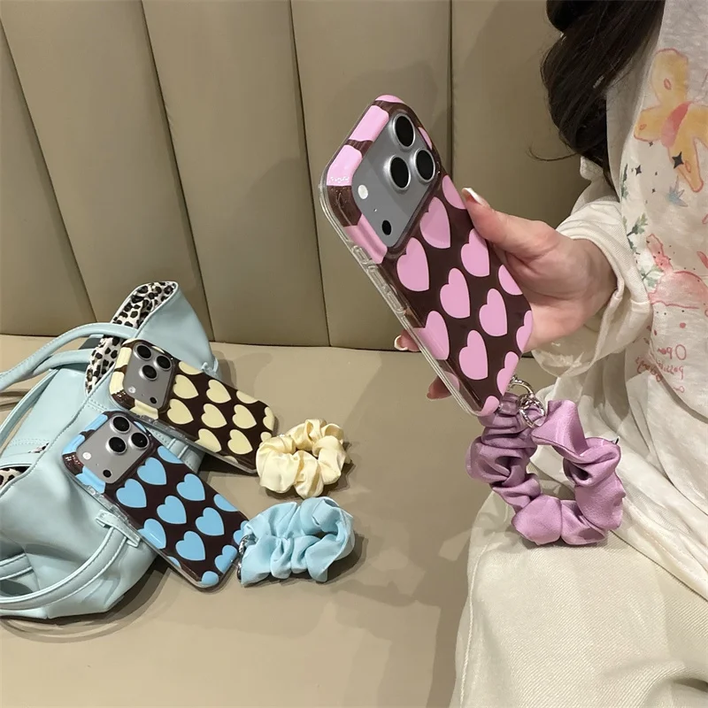 New Brown Background Heart Case For iPhone 15 16 17 Pro Max Contrast Camera Frame Silk Scrunchie Wristlet Women Phone Cover