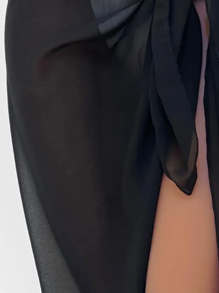 Um envoltório feminino de uma peça com renda aberta transparente, sensual e chiffon.