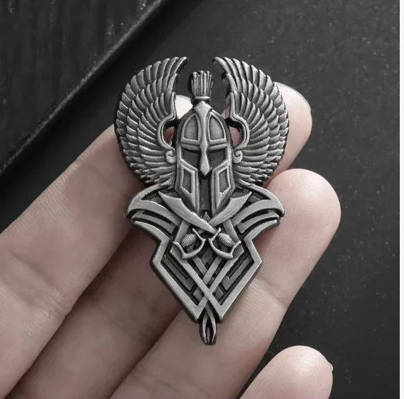 1 قطعة خوذة فارس الجناح بروش العالمي مطلي شارة معدنية الرجعية تنوعا الملابس حقيبة الملحقات بروش المينا دبوس