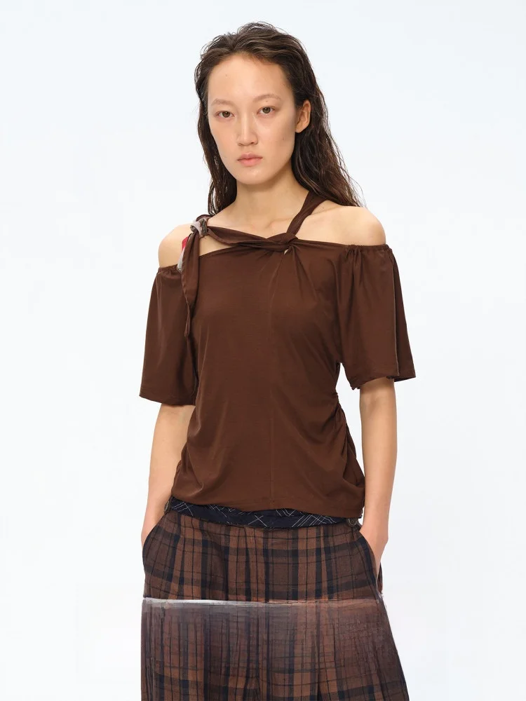 

Футболка с принтом от коллаборации художников, с открытыми плечами, коротким рукавом, квадратным круглым дизайном, деконструированным узором, летний женский топ