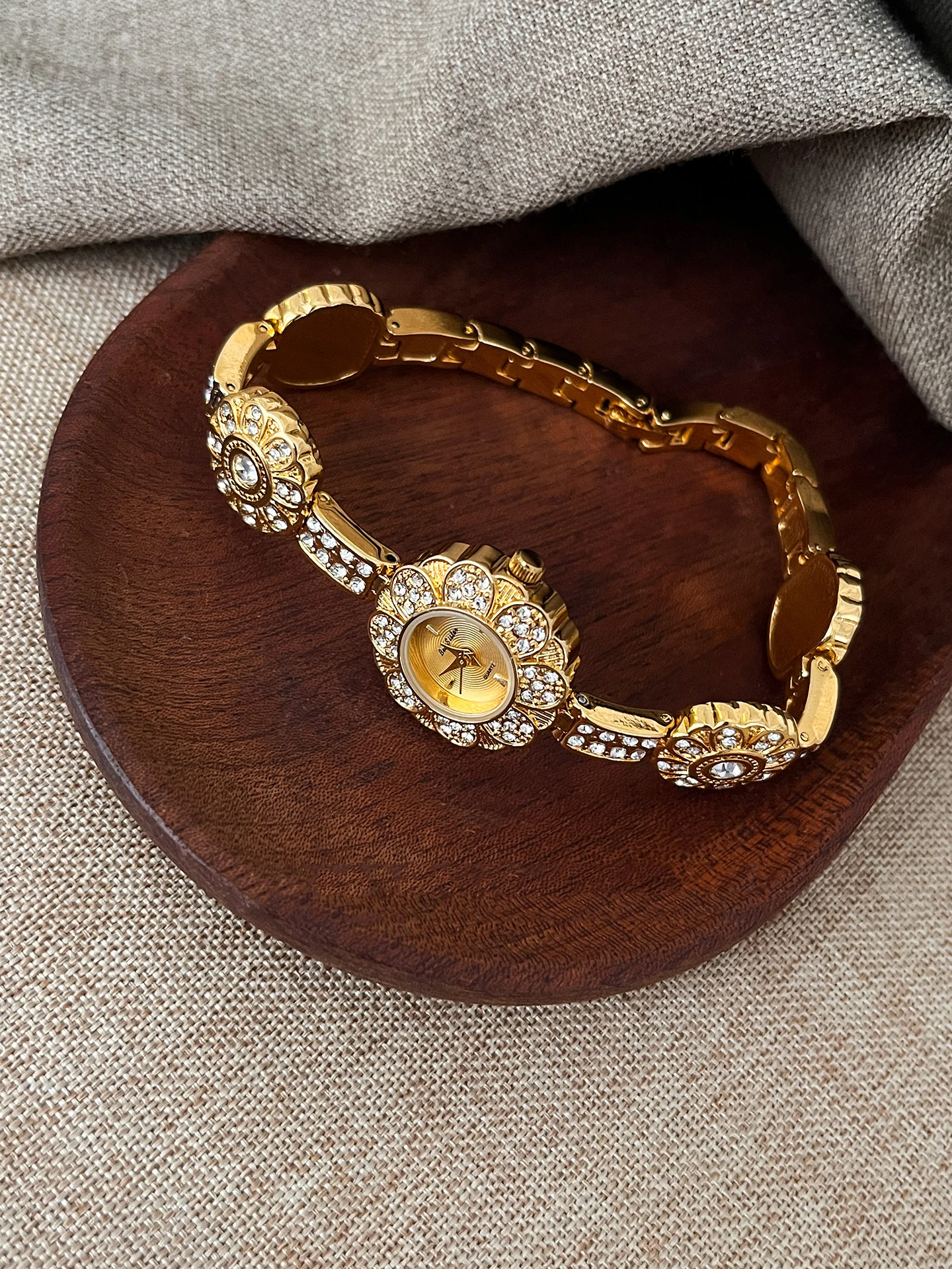 NEW Retro Luxury Sunflower Diamond-Studded Woman' Watches Niche High-Quality Gold Quartz Timepiece Pairs Perfectly with Dresses