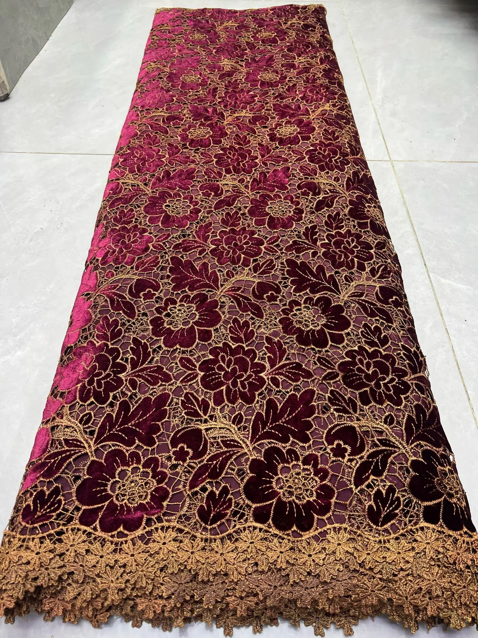 

Белая кружевная ткань 2026 Высококачественное кружево 5 ярдов Роскошная бархатная кружевная ткань 2026 Высококачественная кружевная сетка с вышивкой для свадьбы M142-1