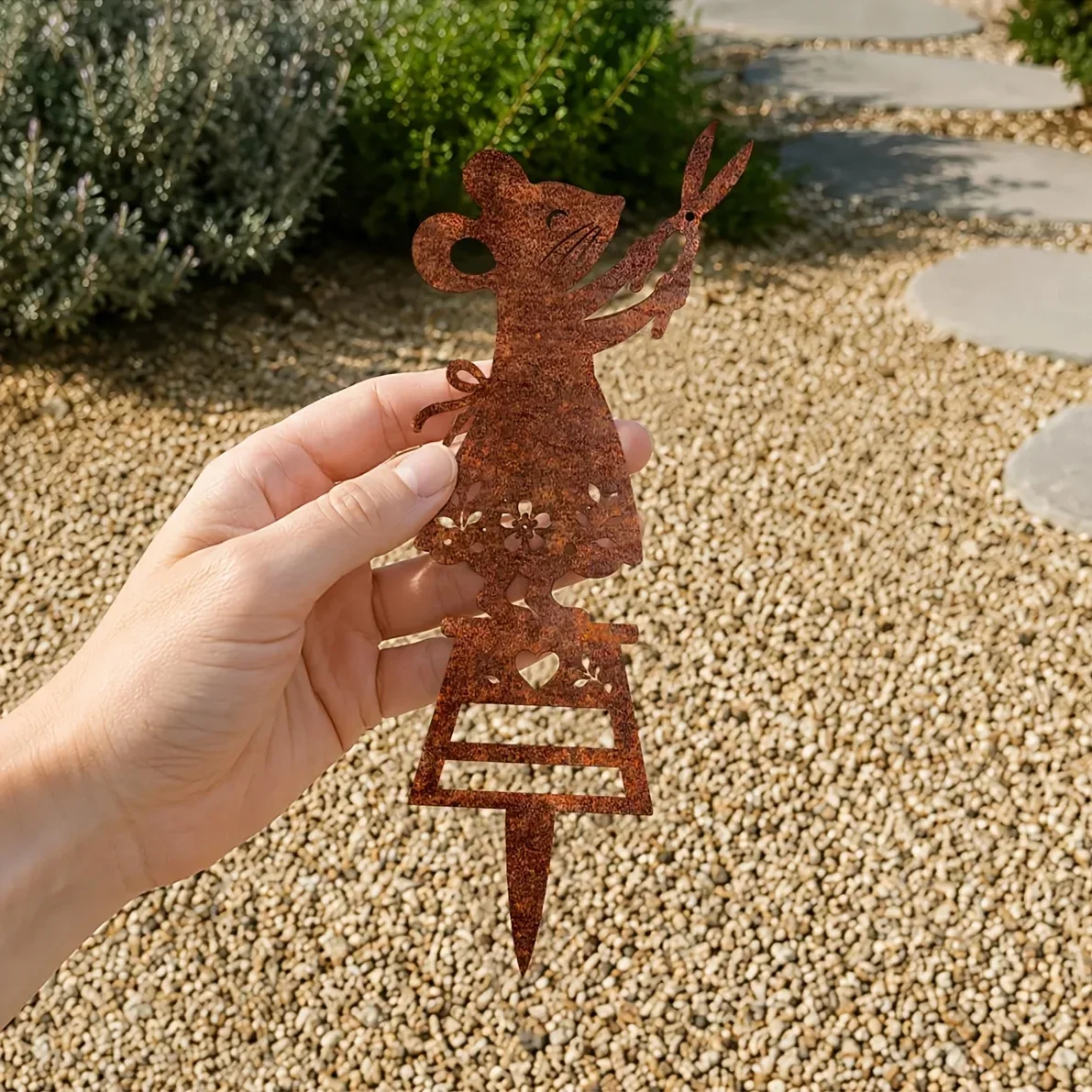CIFBUY 1pc Rusted Metal Gardener Mouse Garden Stake, Cute Mom Mouse With Scissors Silhouette, Hollow Floral Pattern