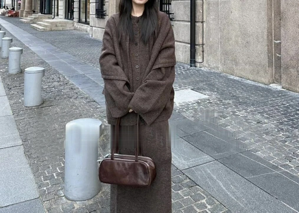 مجموعة سترة عصرية للنساء للخريف والشتاء سترة محبوكة بنمط كسول جديد مع وشاح وتنورة طقم مكون من ثلاث قطع #6