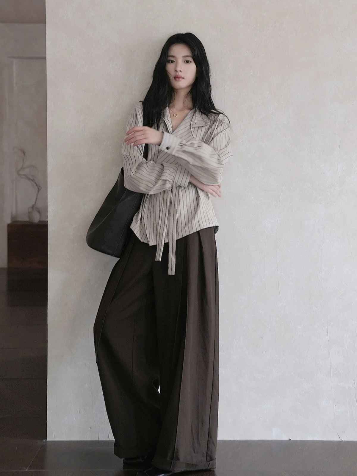 Camisas de manga larga para mujer, blusas abotonadas de satén con cuello vuelto, mangas acampanadas, corte ajustado, estilo francés femenino, apariencia de primavera