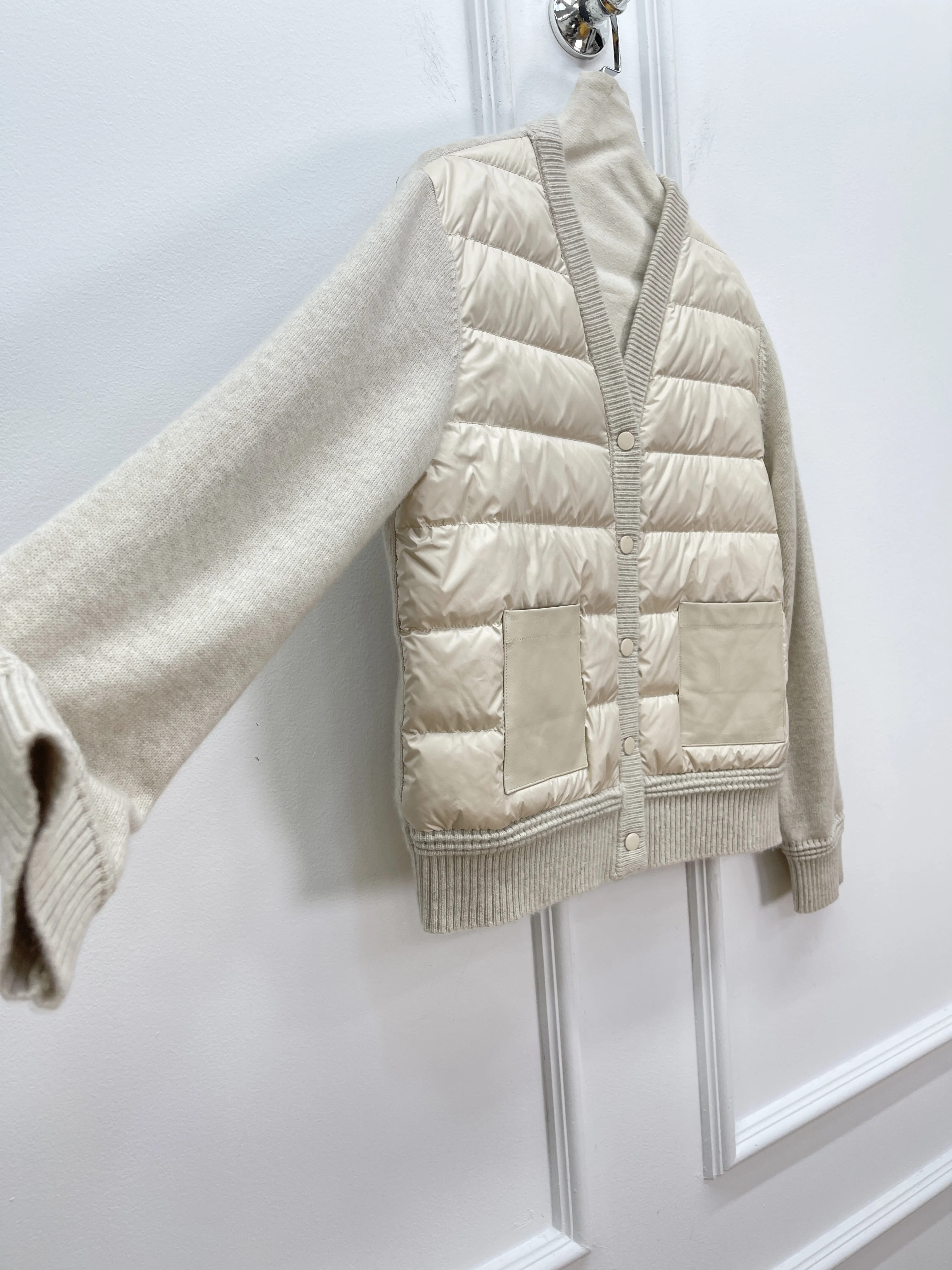 

High-End Cashmere Knitted Sleeve Spliced ​​Lightweight Down Jacket For Women New Style Short Goose Down Snap-Button Cardigan.