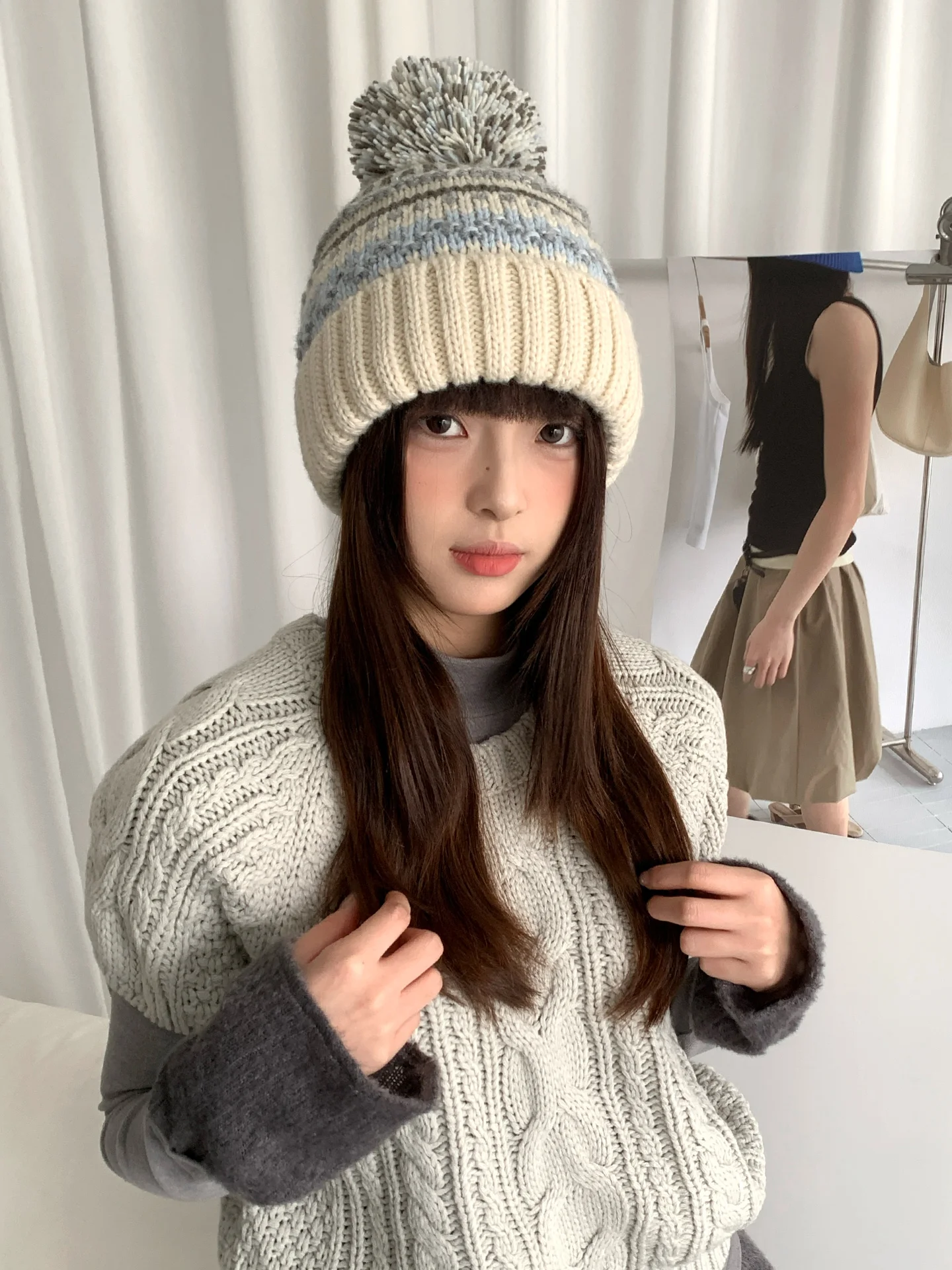 قبعة برباط على شكل كرة صوف من فير آيل؛ قبعة شتوية سميكة تغطي الأذن للنساء، عصابة رأس دافئة ومقاومة للبرودة #2