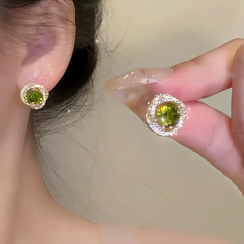 

Elegant Round Crystal Spiral Rhinestone Stud Earrings for Women New Fashion Trend Retro Temperament Girls Daily Wear Jewelry