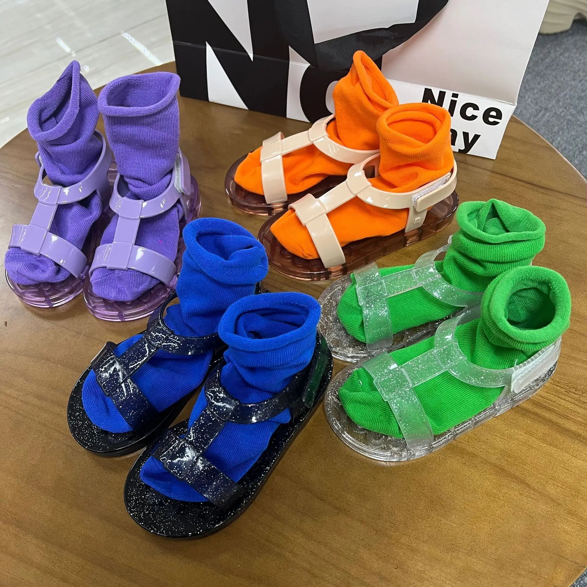 Neue Sommer-Kindersandalen mit weichem Boden und Klettverschluss, Gelee-Schuhe für Herren und Damen, coole Strandschuhe