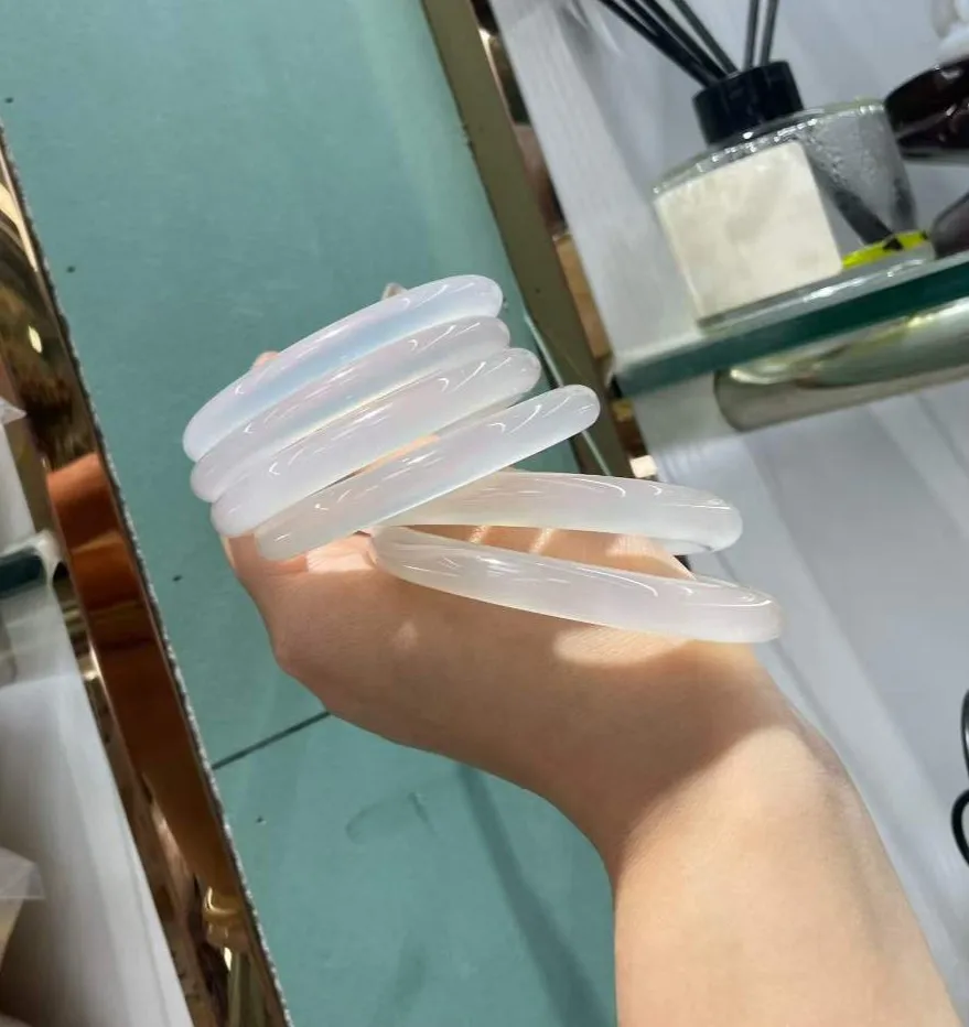 新しい天然ハイアイスジェダイトカルセドニーブレスレット、繊細な翡翠ファッションジュエリー、ハンドリングバングル、高級ジュエリー