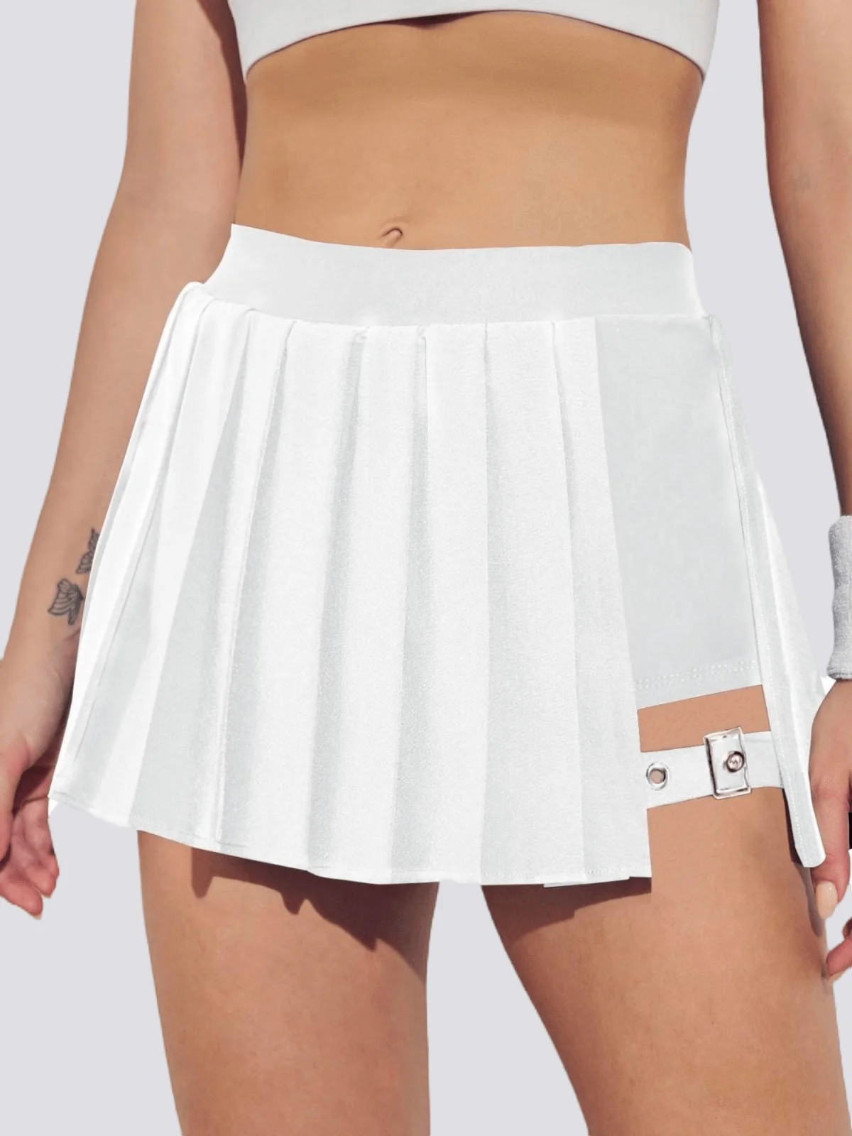 

Белые плиссированные шорты-юбка с высокой талией, регулируемой застежкой и боковыми вырезами