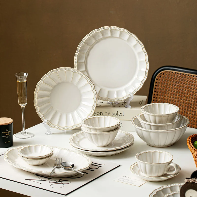 Vintage Französischer Stil Keramik-Geschirr Set: Geprägte Weiße Teller, Suppenschüsseln, Tassen & Untertassen für Küche und Tisch