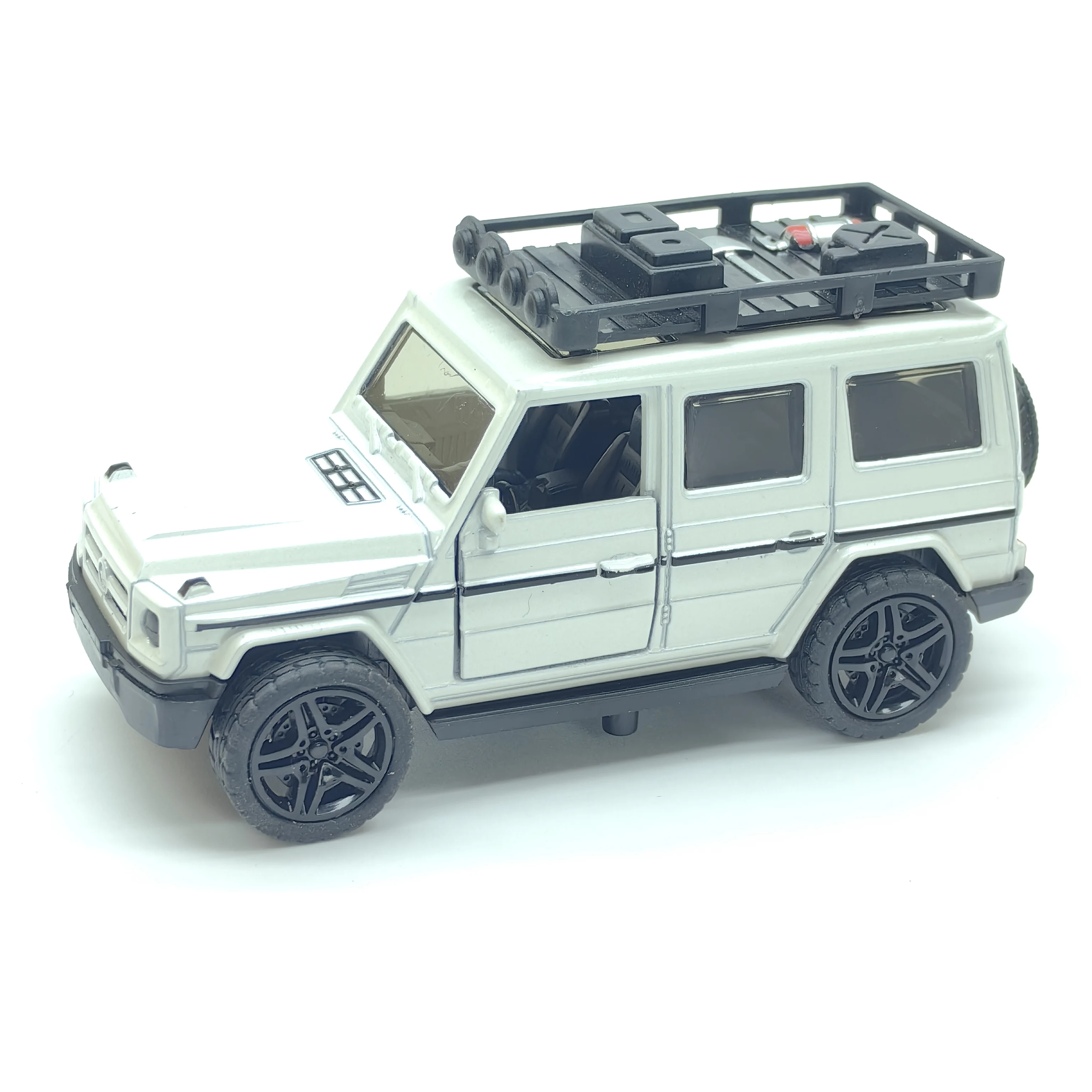 Modèle de voiture tout-terrain réaliste en alliage avec doubles portes ouvrantes, une voiture jouet pour enfants et un ornement pour machines à griffes pour garçons
