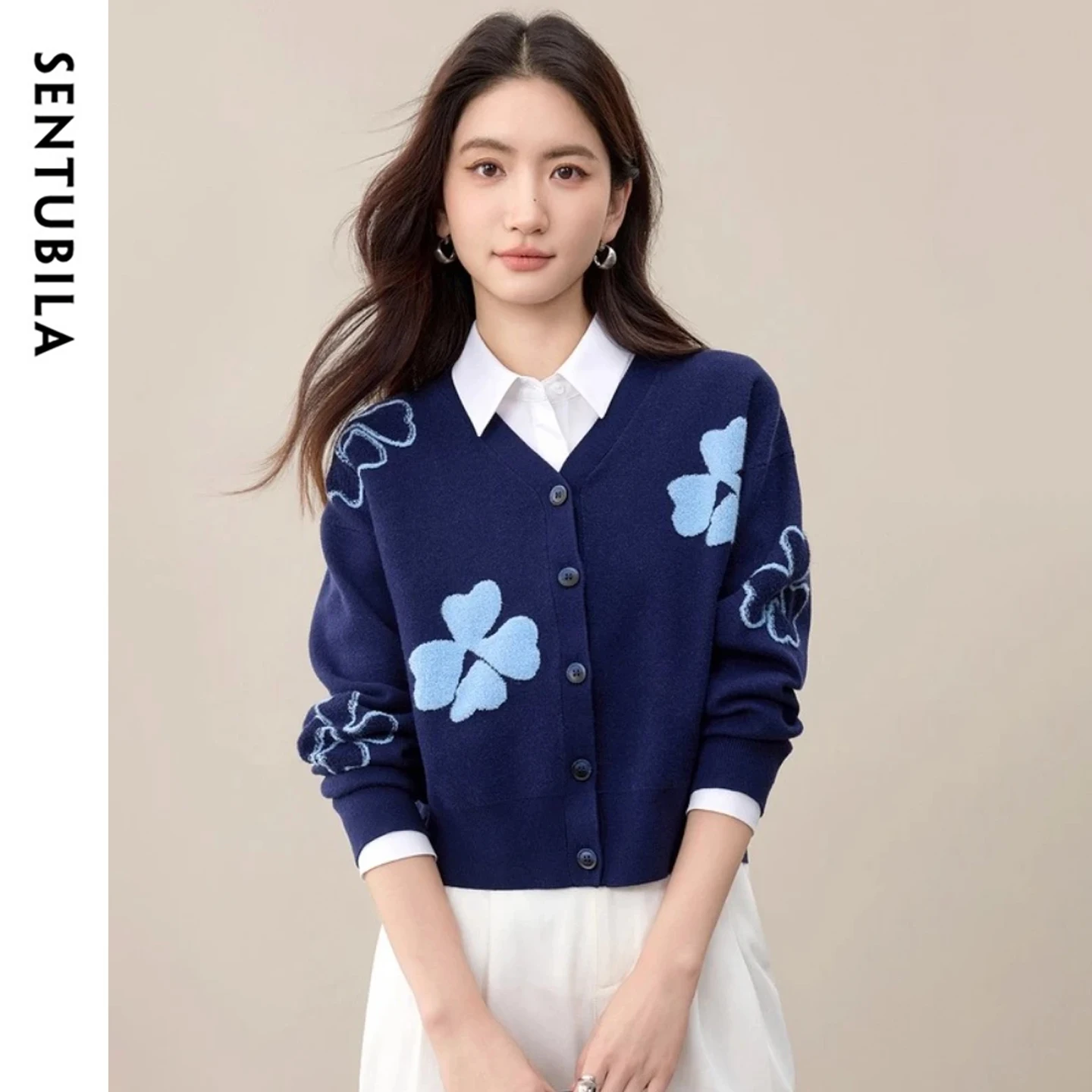 

SENTUBILA Women's V-Neck Contrast Color Sweater Cardigan 2026 Autumn Simple Commuter Office Casual Knitted Pullover W53EB3135